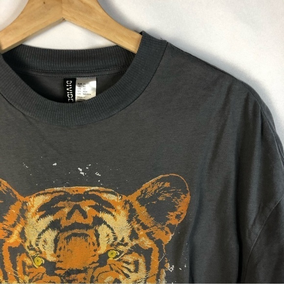 H&M Divided Dark Gray Tiger Boxy Cropped T-Shirt XS - Picture 3 of 4